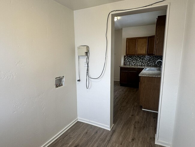 Building Photo - 906 B St