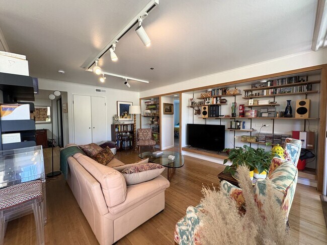 Building Photo - Beautiful 2-Bedroom Corner Condo in Downtown Palo Alto