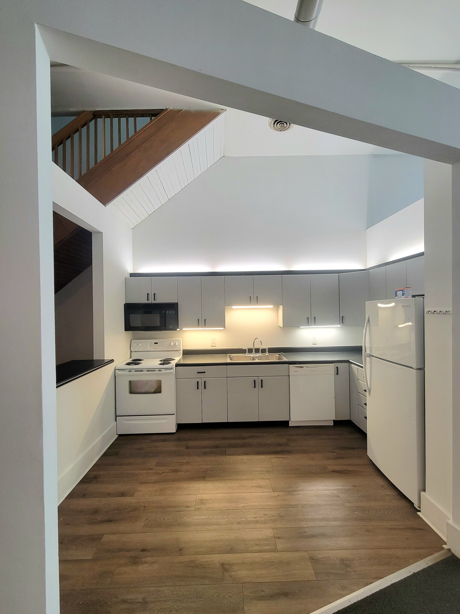 Building Photo - 122 N 3rd St