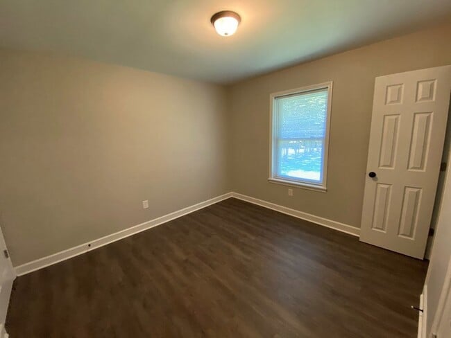 Building Photo - 902 Landview Dr
