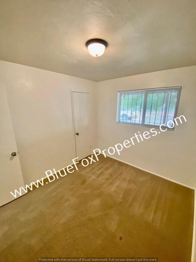 Building Photo - 3807 E Dover Stravenue