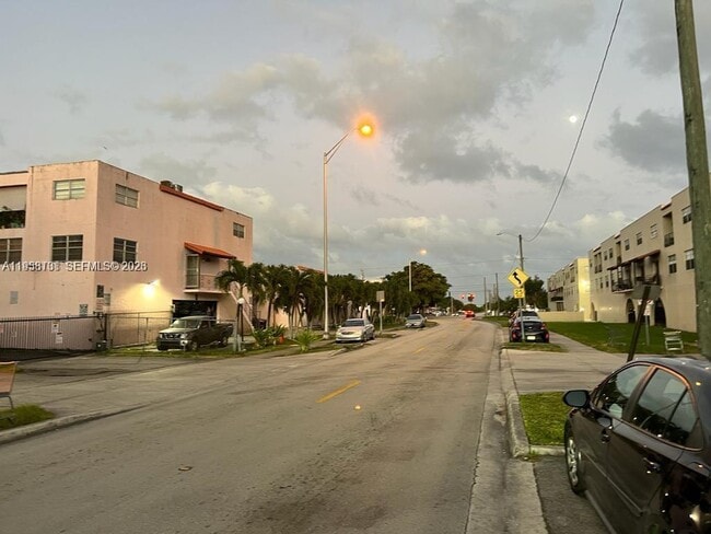 Building Photo - 1305 W 53rd St