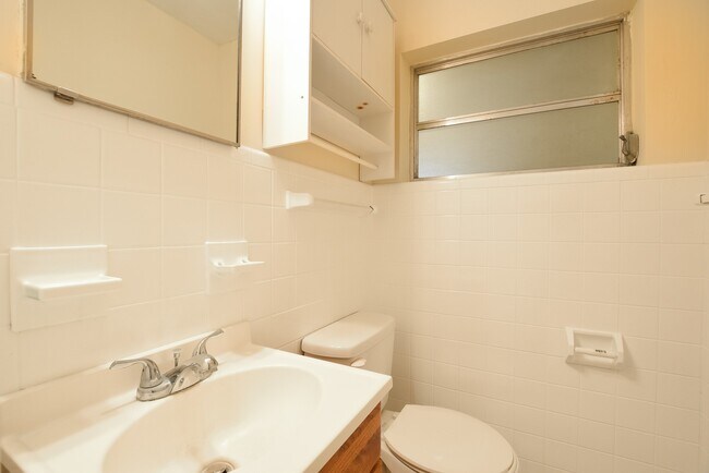 Building Photo - Charming 3-Bedroom Home with Huge Fenced Y...