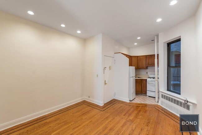 Building Photo - 330 E 93rd St