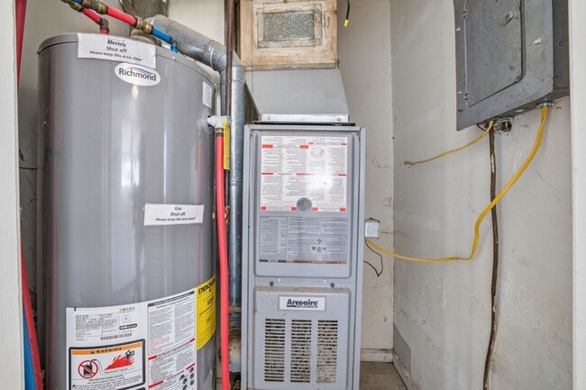 Building Photo - 2719 Dewey St