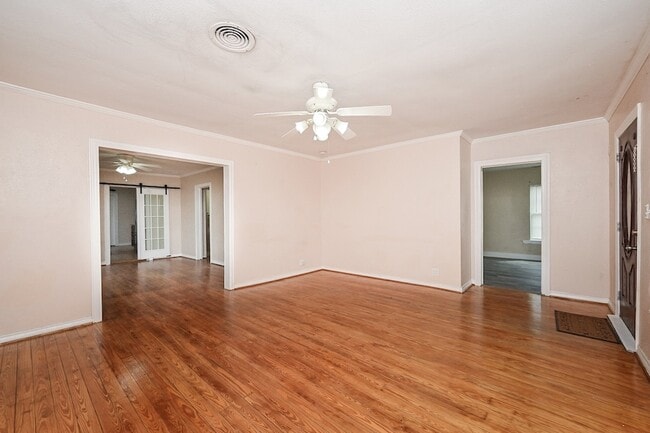 Building Photo - 416 N Houston Ave