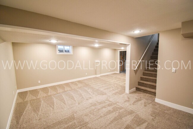 Building Photo - 3 BDRM 2.5 Bath finished basement fenced backyard in Ankeny