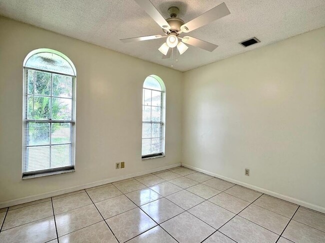 Building Photo - 1292 Essex Dr