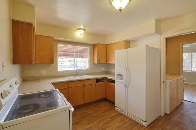 Building Photo - Spacious 3Bed/2Bath, 1-Story Ranch Home lo...
