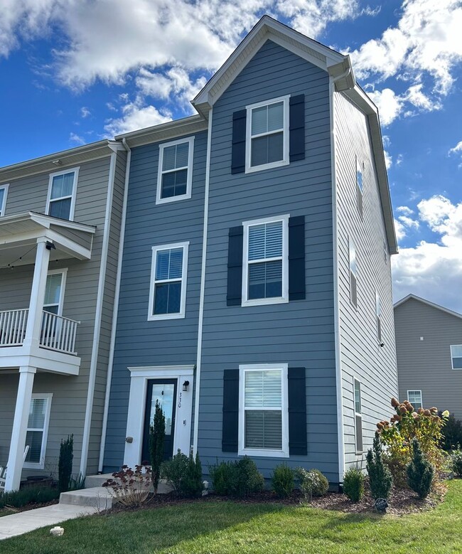 Primary Photo - Fabulous townhome in Clifton Subdivision