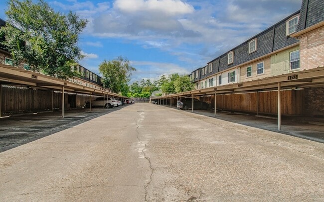 Building Photo - 355 N Post Oak Ln