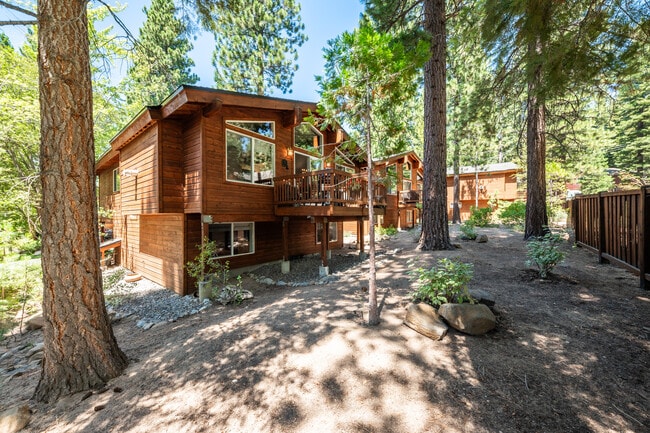 Building Photo - 198 Country Club Dr