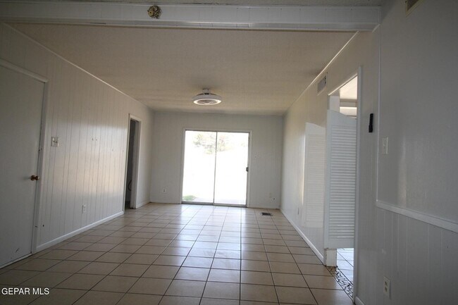 Building Photo - 317 Thunderbird Dr