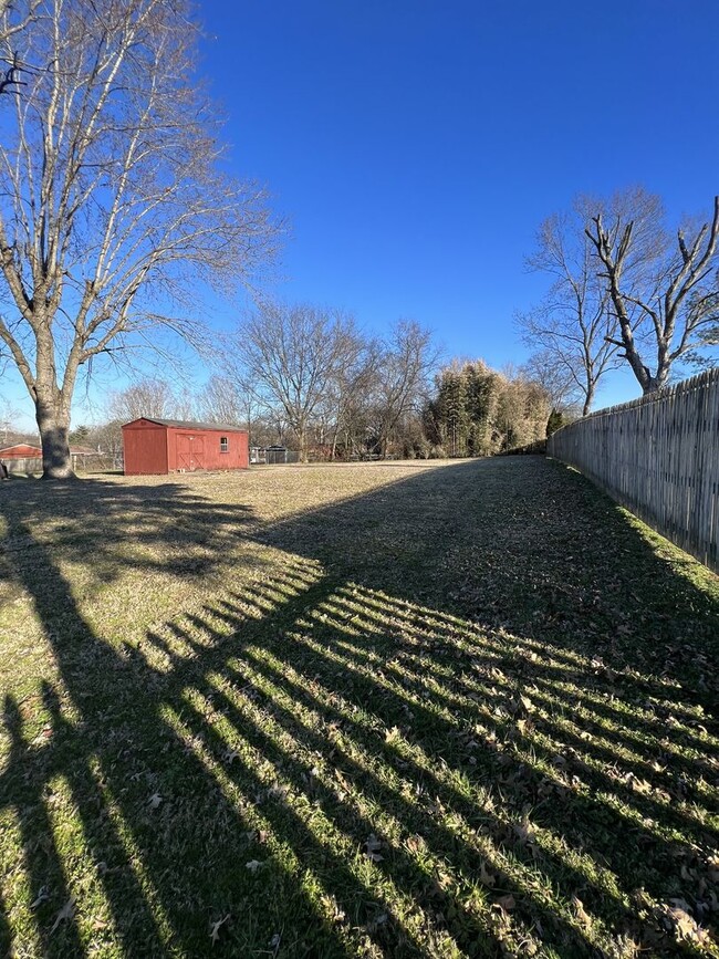 Building Photo - Single-Family Home with 2 Bedrooms and 1.5...