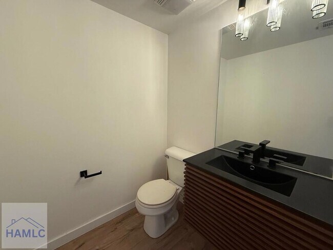 Building Photo - 1100 Pineland Ave