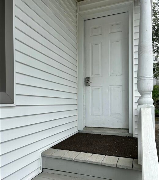 Unit 2 Entrance - 212 Circular St
