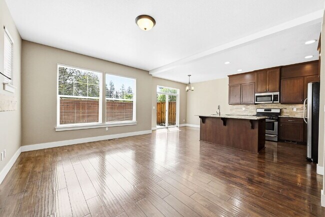 Building Photo - 3 Bed, 2.5 Bath Townhome Centrally Located– Bend, OR