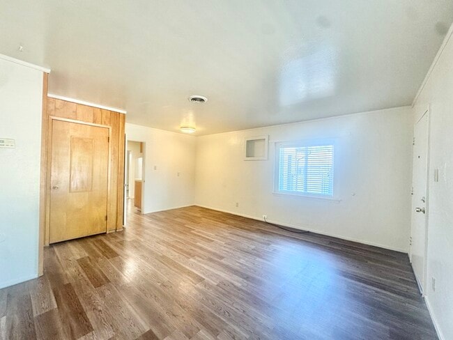 Building Photo - Single-story, spacious 2 bed condo, 1 bath...