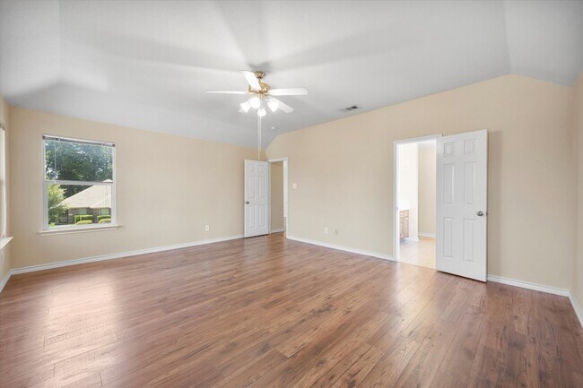 Building Photo - 1100 Camelot Dr
