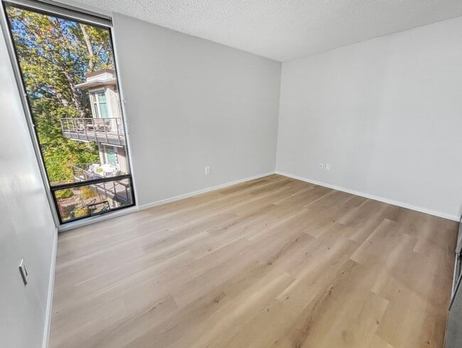 Building Photo - 1Bd/1Ba Kirkland Condo