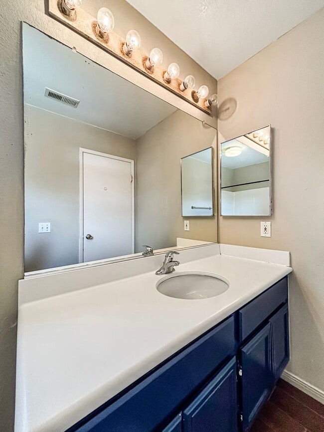 Building Photo - Beautiful 4BD/2.5BA House in Eastlake W/ O...