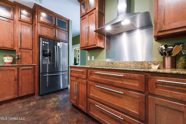 Building Photo - Spacious 5 bed, 4 bath home sits right ins...