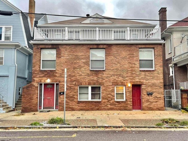 Primary Photo - 7 S Laclede Pl