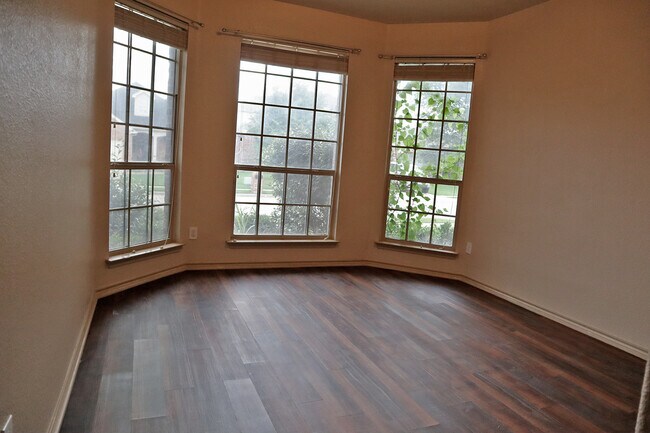 Building Photo - 2245 Laurel Forest Dr