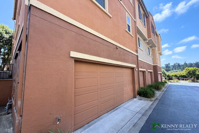 Building Photo - Spacious 3 bedroom, 2.5 Bathroom Condo w/ Bonus Room in South San Francisco