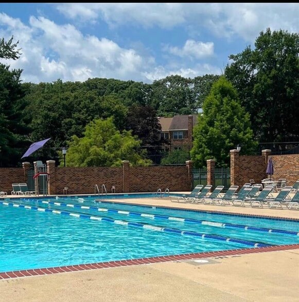 Building Photo - 11423 Commonwealth Dr