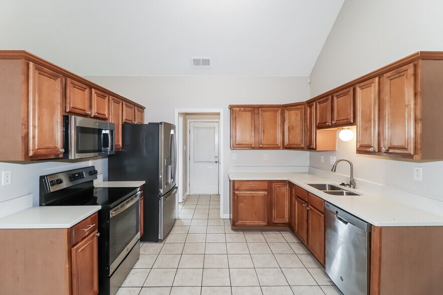 Building Photo - 185 Village Dr