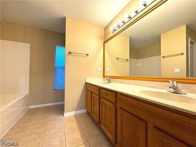 Building Photo - 117 Shadow Lakes Dr