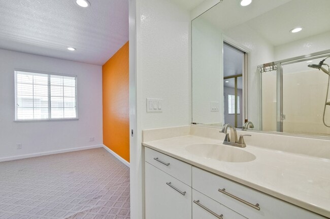 Building Photo - 2-Suite Townhome in Whisman Station Area | Easy Access to 101/237/85