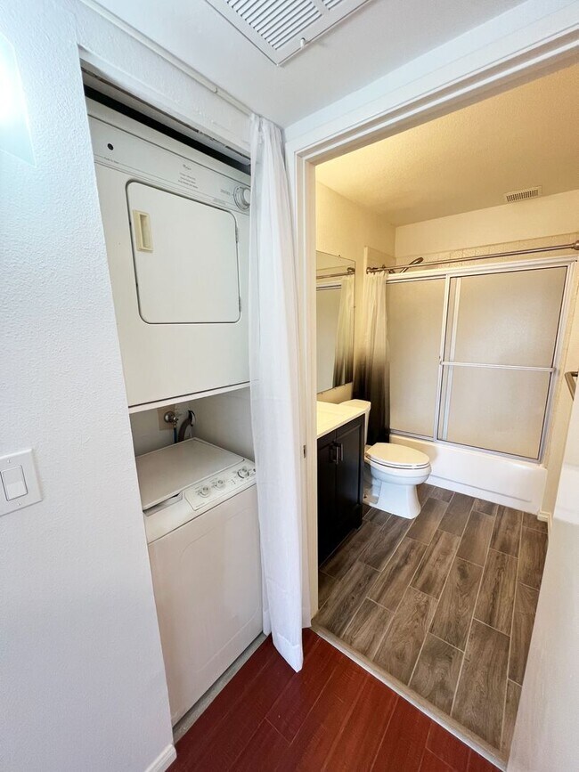 Building Photo - Spacious 2 Bed/2 Bath Condo at Mission Gre...