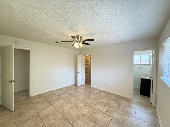 Building Photo - 10715 Sagewillow Ln