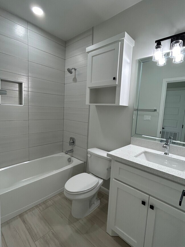 Building Photo - 1019 N Clarence Ave