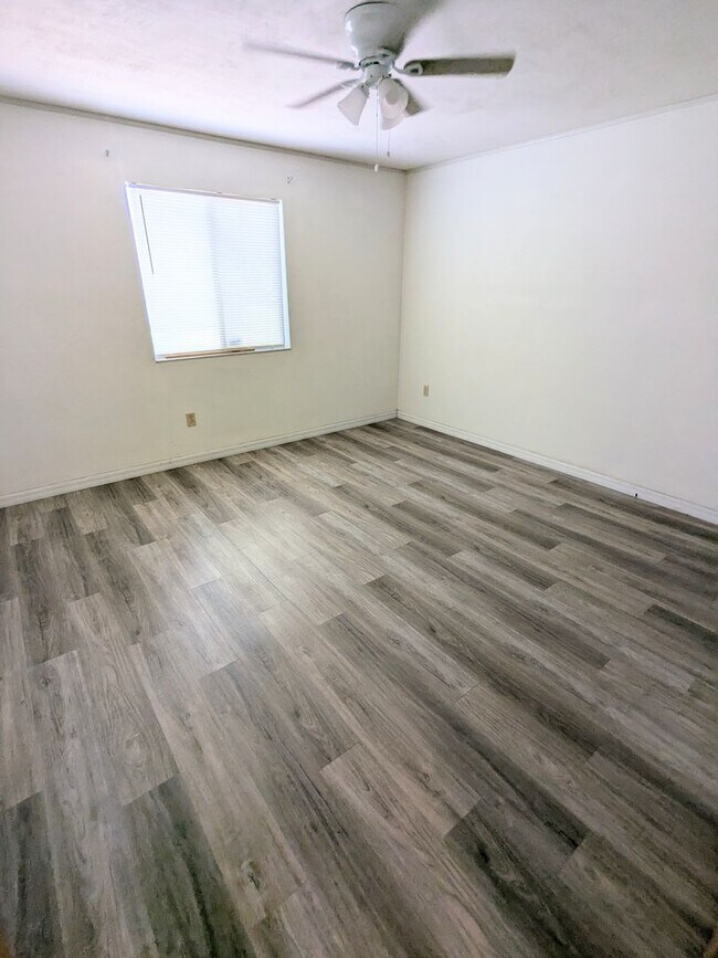 Building Photo - Port Orange 2 bedroom, 2 bathroom, pool and tennis courts