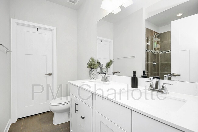 Building Photo - 256 Parkwood Ave