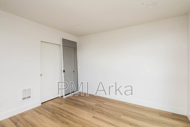 Building Photo - 909 28th Ave S