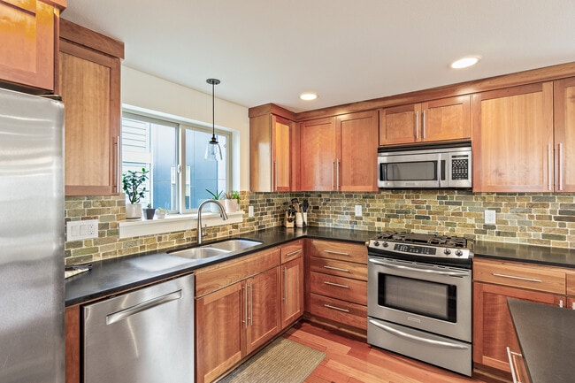 Building Photo - 466 NE Maple Leaf Pl
