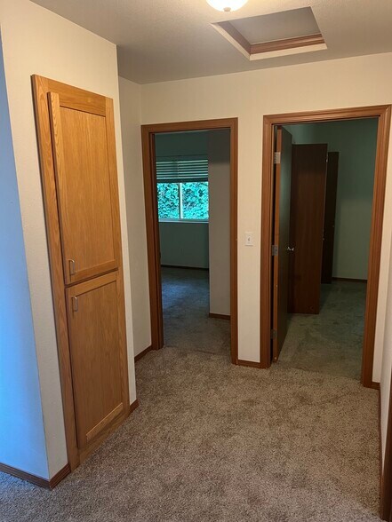 Upper landing w/ Linen #2 - 6223 54th Avenue Ct W
