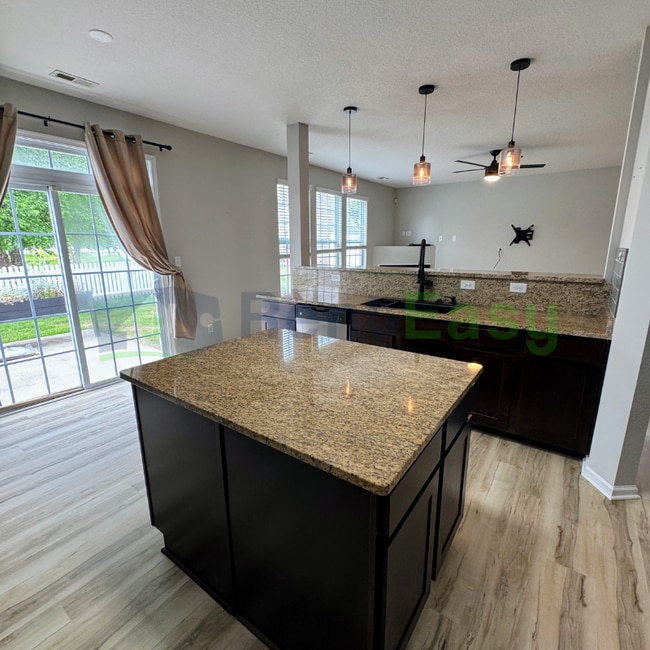 Building Photo - 1005 Silver Charm Cir