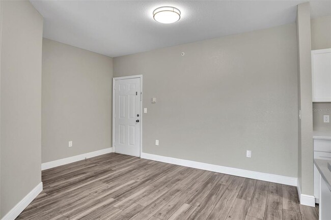 Building Photo - 5467 Vineland Rd