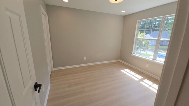 Building Photo - 614 Summerhill Dr