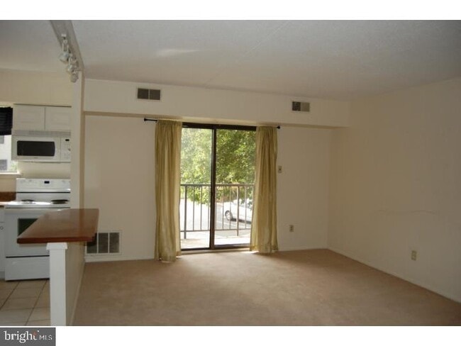 Building Photo - 1015 Valley Dr