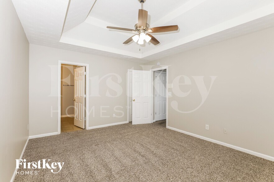 Building Photo - 2631 S Hills