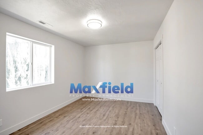 Building Photo - Upstairs Unit - St George - Near Costco and Home Depot Available Now - 3 BD 2 BA 2 GAR