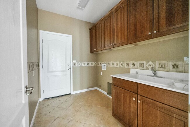 Building Photo - 8639 Brush Way