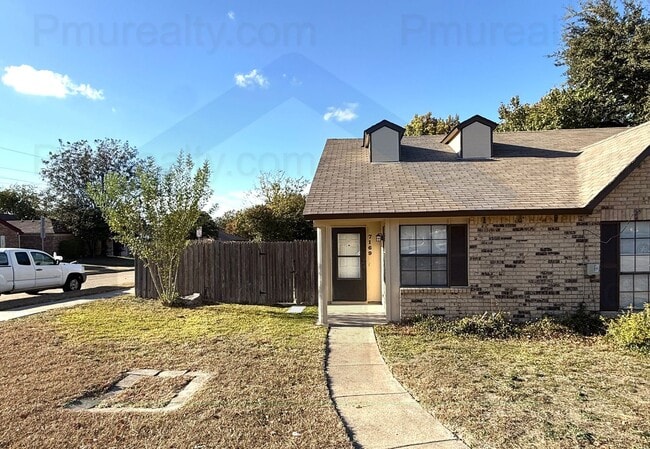 Primary Photo - AVAILABLE NOW!!! Half Duplex 2 bed 1 bath in Dallas