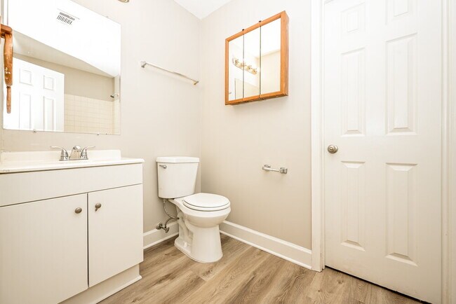 Building Photo - 107 Fairview Pl